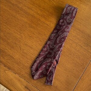 Sophisticated Maroon Patterned Tie